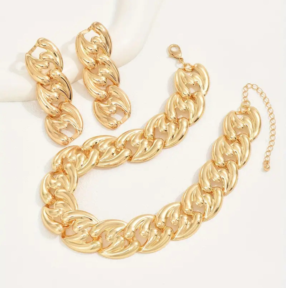 3pcs Earring + Necklace Jewelry Set Chunky Golden Chain Design.